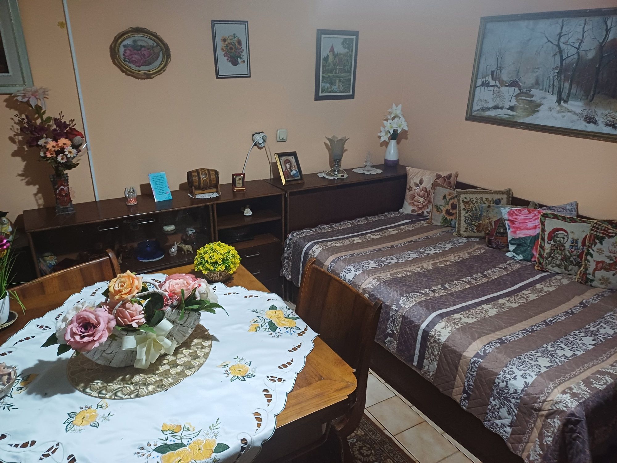 Приста с шкафчета и матрак