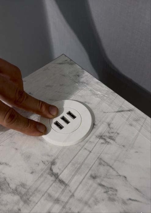 Компьютерный стол с USB и беспроводной зарядкой , сенсерной подсветкой