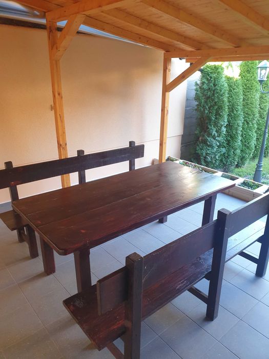 Дървена маса с две пейки