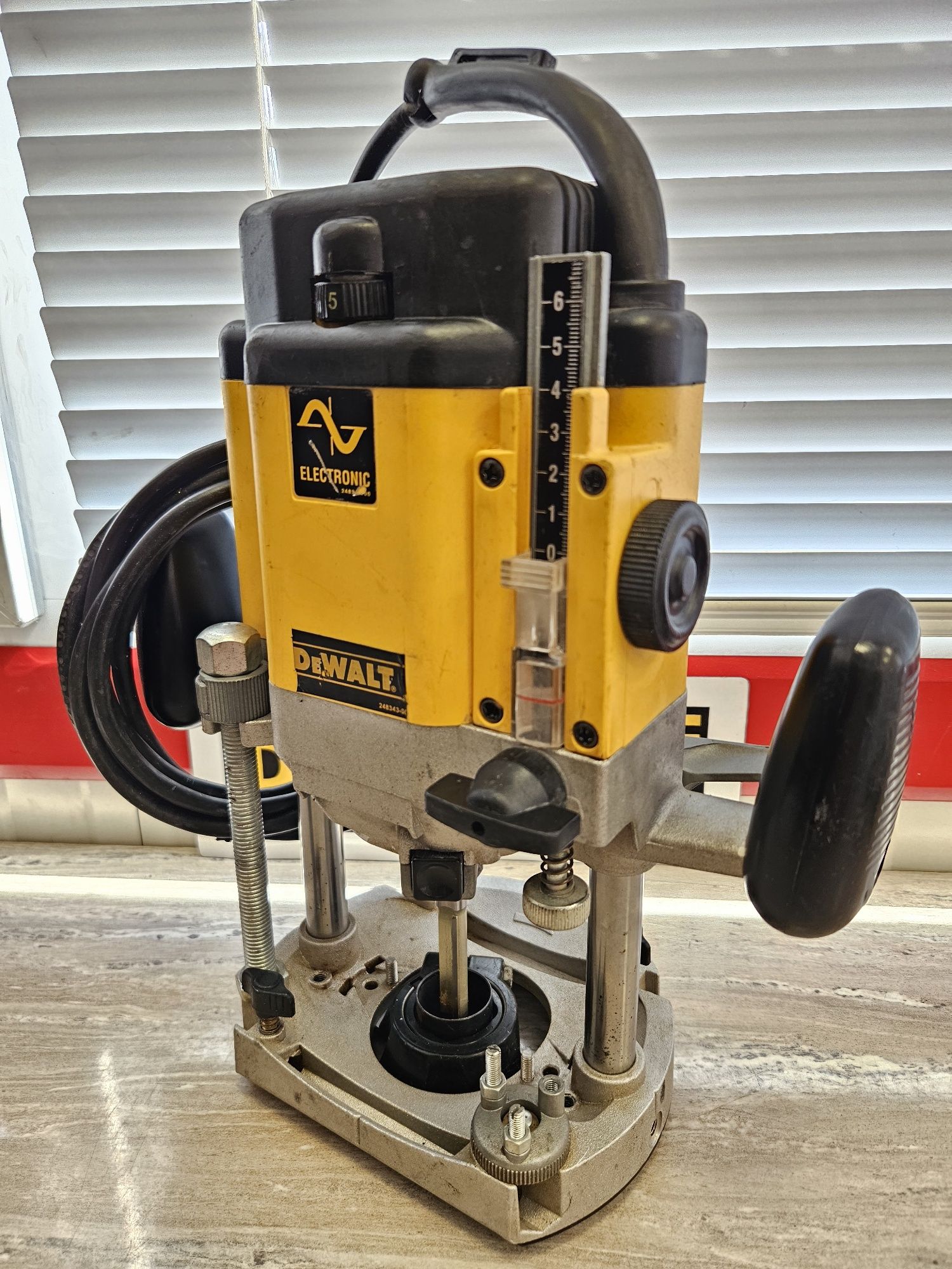Dewalt Оберфреза DW625E-GB