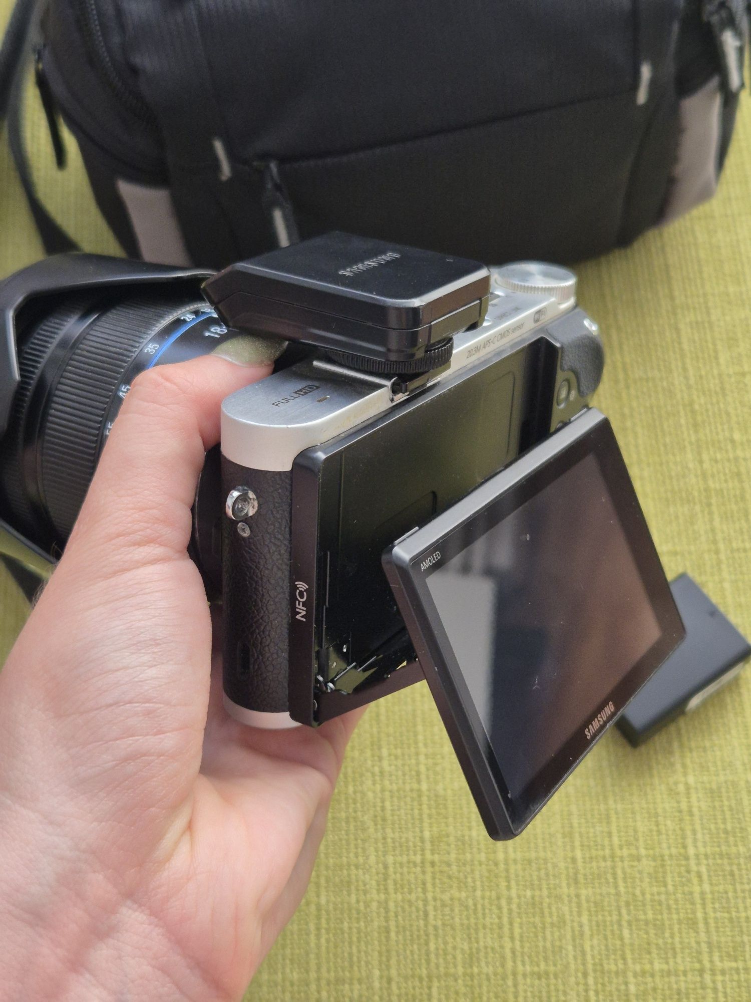 Samsung NX300 Mirrorless, 2 baterii, husă și parasolar