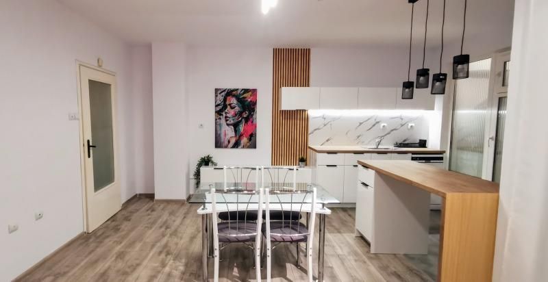 Дава се под наем Тристаен апартамент в Пловдив, Център - 90 кв.м за 750 € - Снимка #2