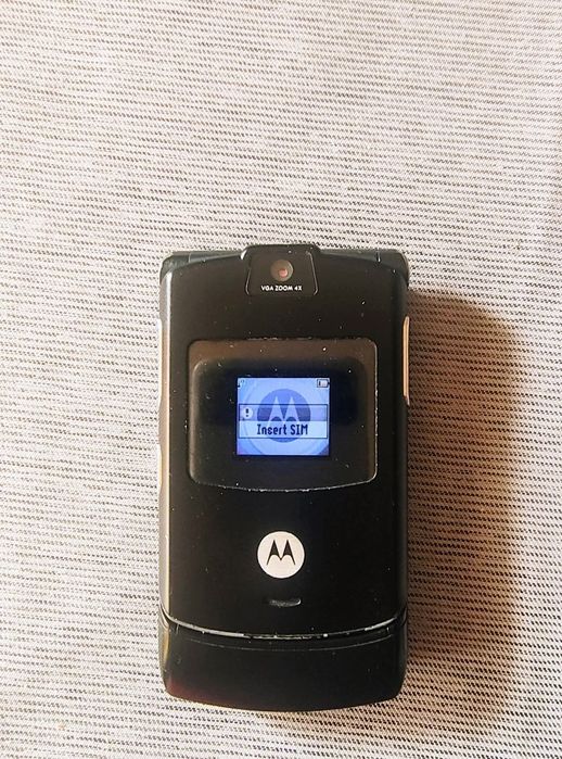 Motorola v3 cu încărcător ( decodat, stare foarte buna)