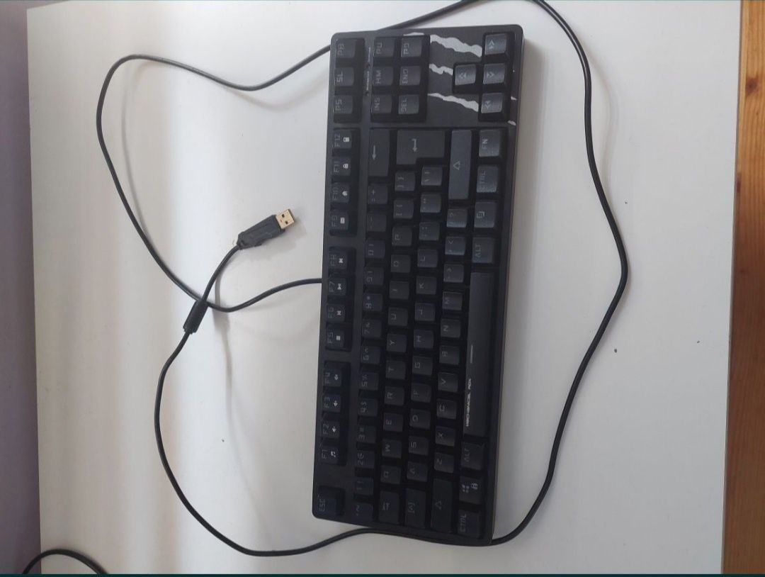 Геймърски компютър+монитор+клавиатура+мишка+слушалки