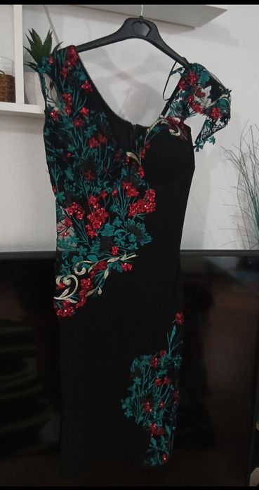 Rochie elegantă mulată pe corp