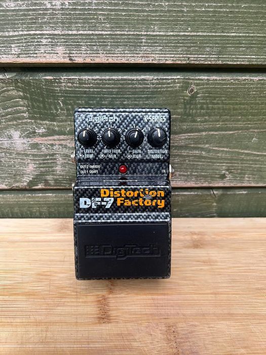 Vând Digitech DF-7 Distortion Factory
