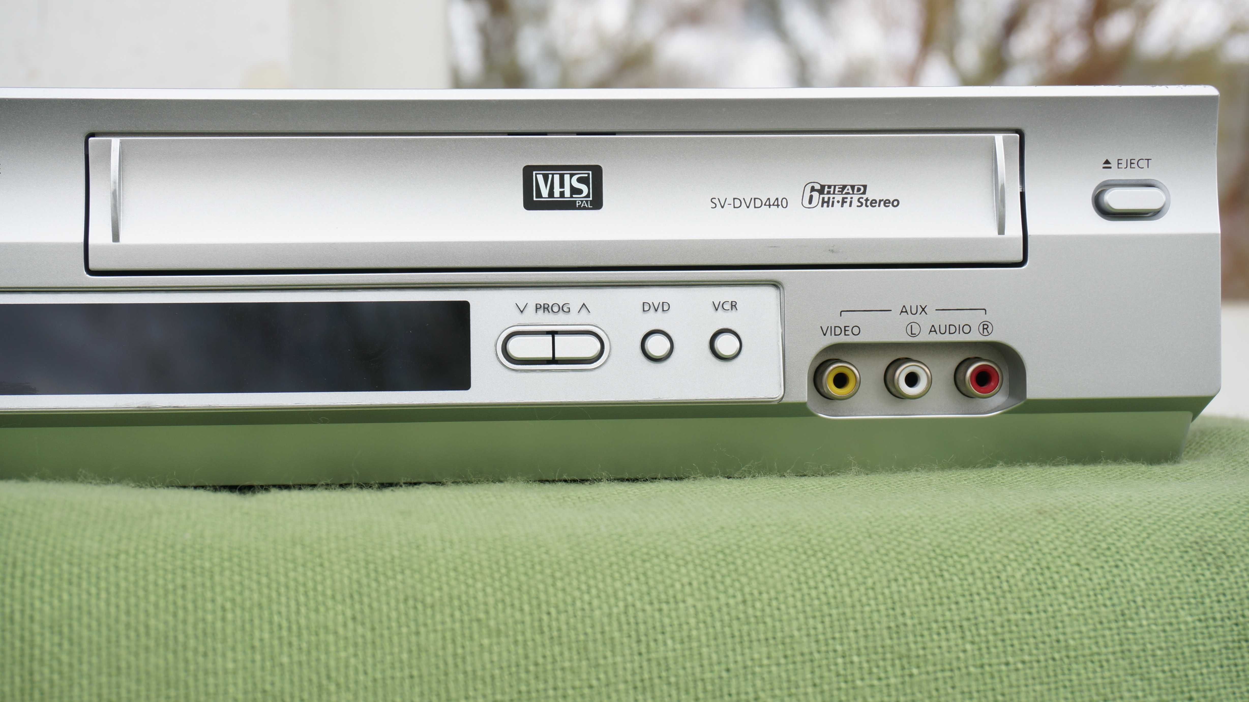 Video VHS recorder combo cu DVD player SAMSUNG SV-DVD440