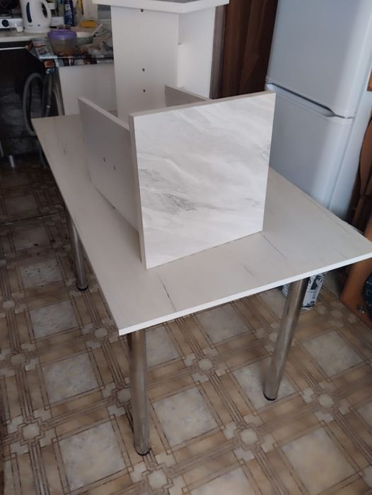 Продам новый стол и стулья .продам стенку горку.прихожку угловая.