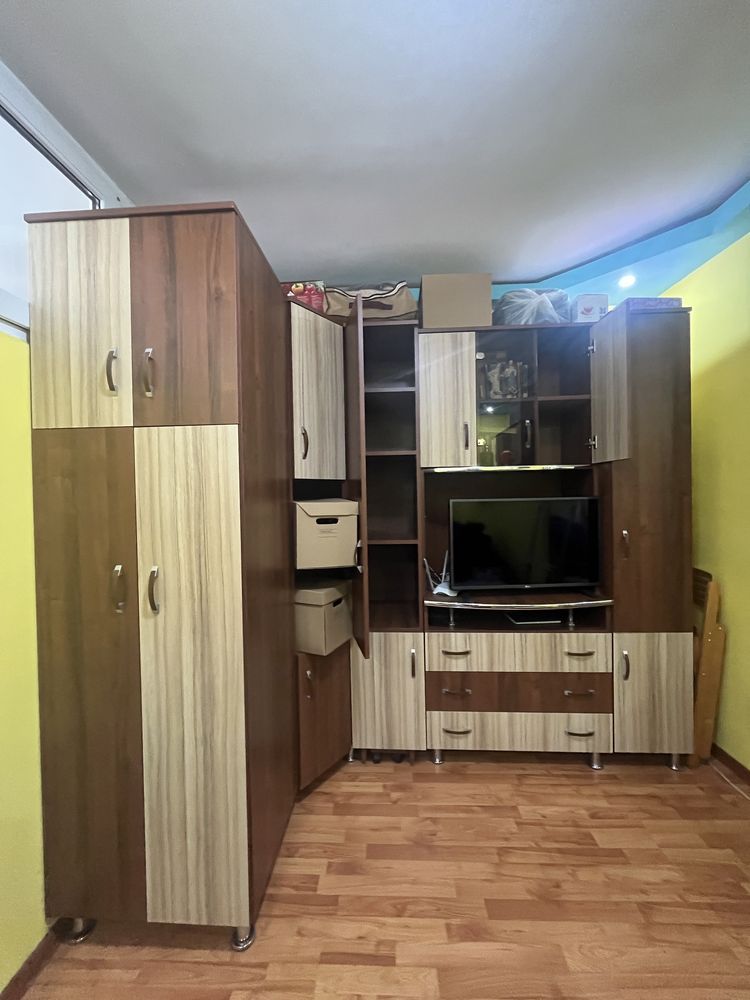 mobila dormitor: masuta pliabila, pat+saltea, noptiera, corp suspendat