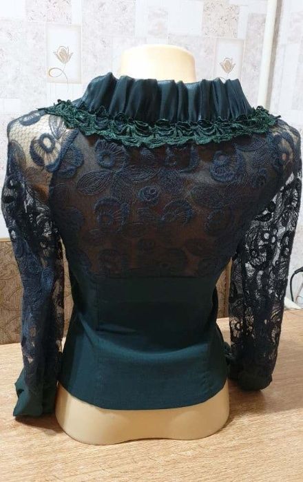 Продам женскую кофту на молнии.