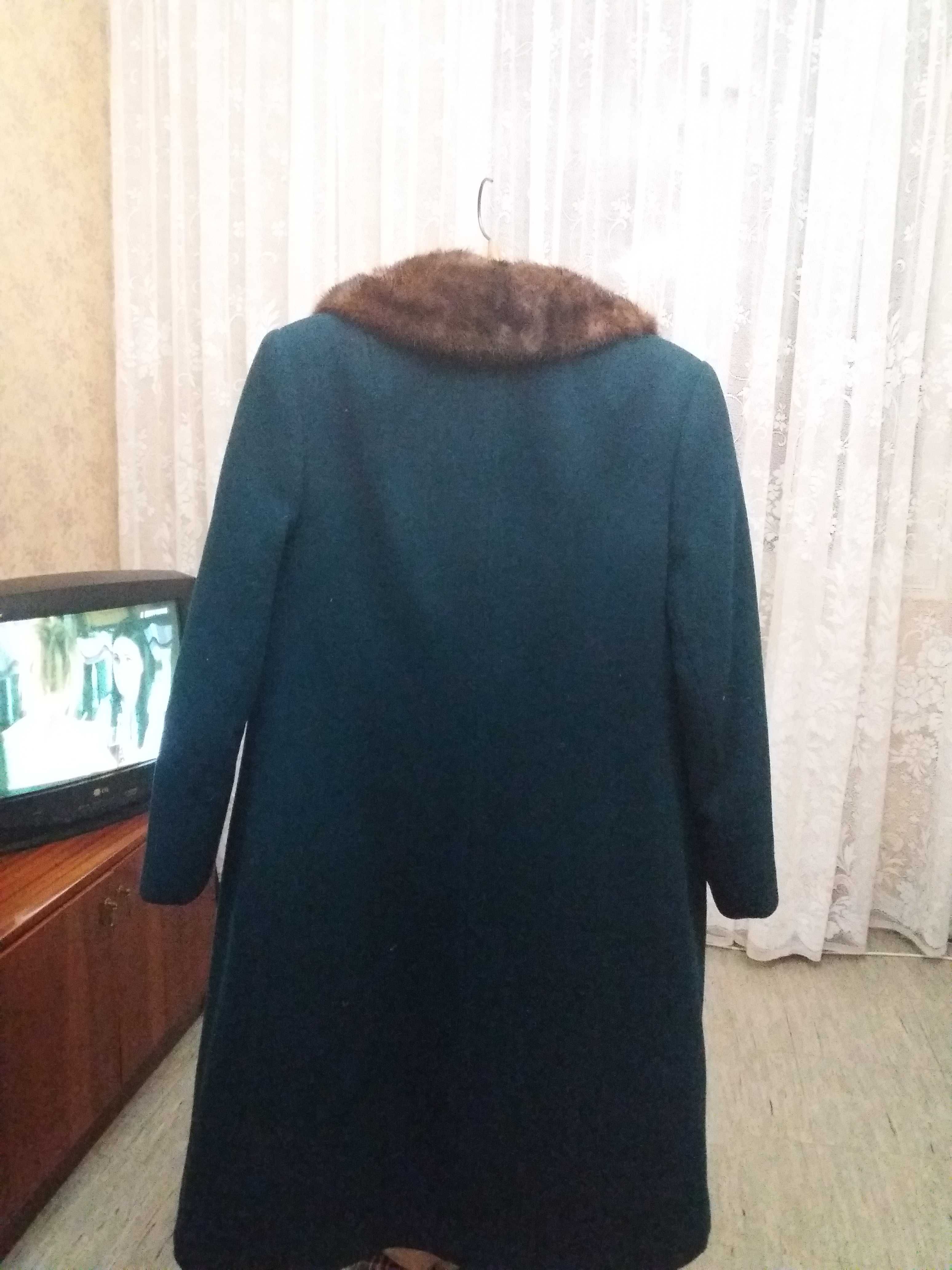 Пальто драповое с норковым воротником.