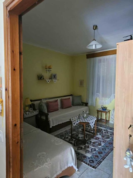 Самотоятелна къща в голям парцел