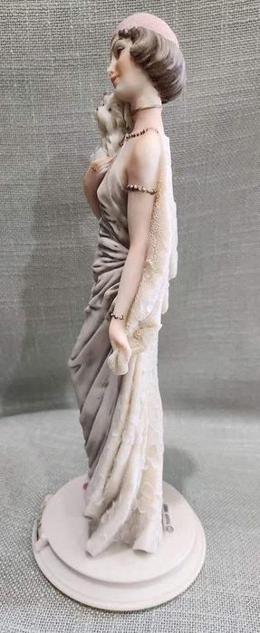 Елегантна дама със своя домашен  любимец, Capodimonte