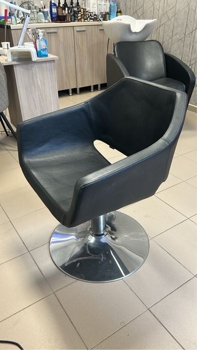 Фризьорски стол . Италиянски много добро качество на кожата.