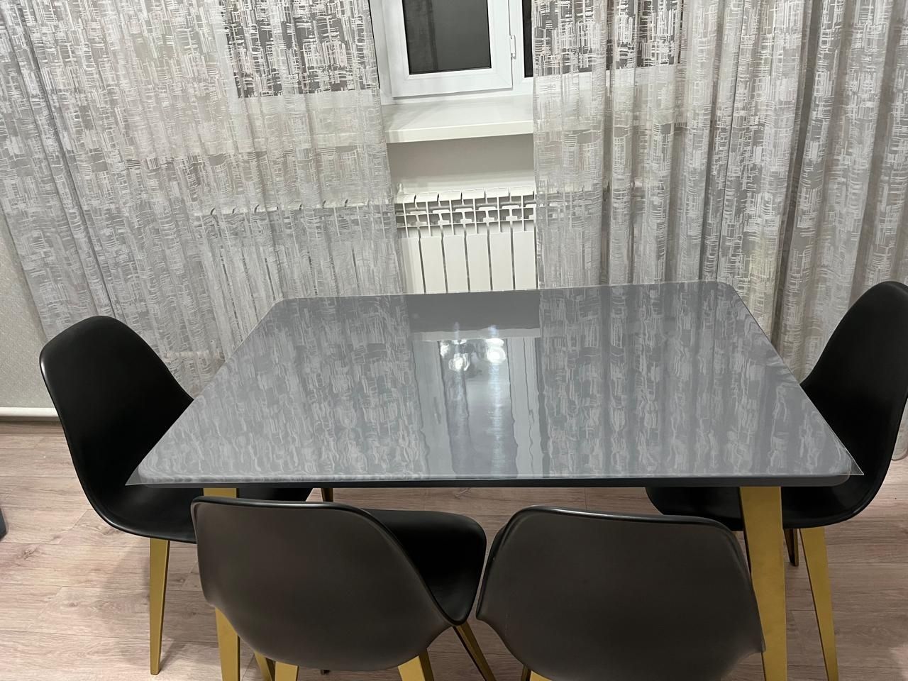 Продам стол и 4 стула в идеальном состоянии