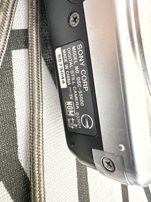 Sony Cyber-shot DSC-S5000 – 14.1 MP, 5x Zoom Optic, cu card SD inclus