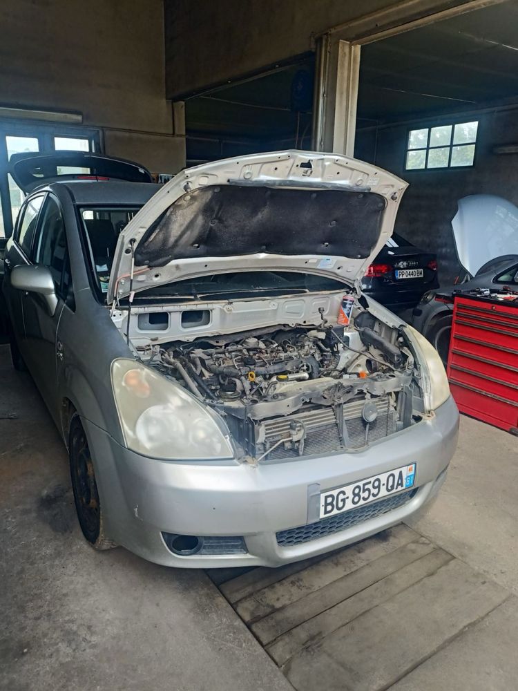 Toyota Corolla Verso 2.2 D-CAT, 2006 г., на части