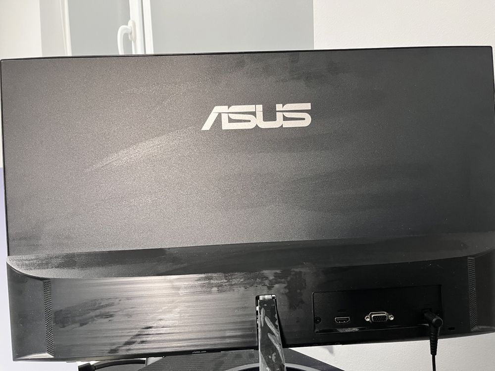 Продавам монитор asus