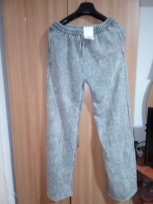 Treninguri și pantaloni de vanzare