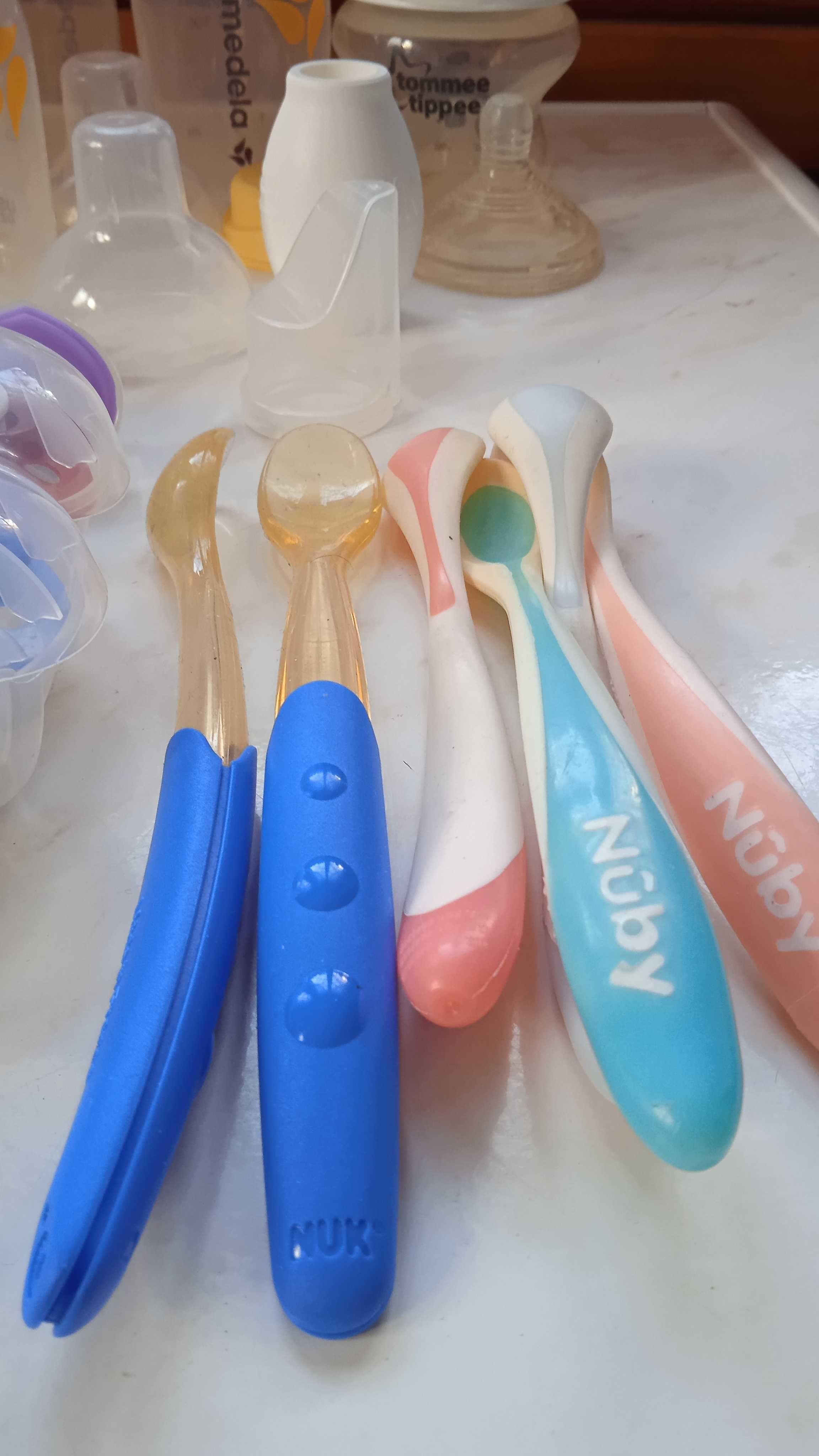 Шишета биберони и аксесоари за хранене на бебета Medela