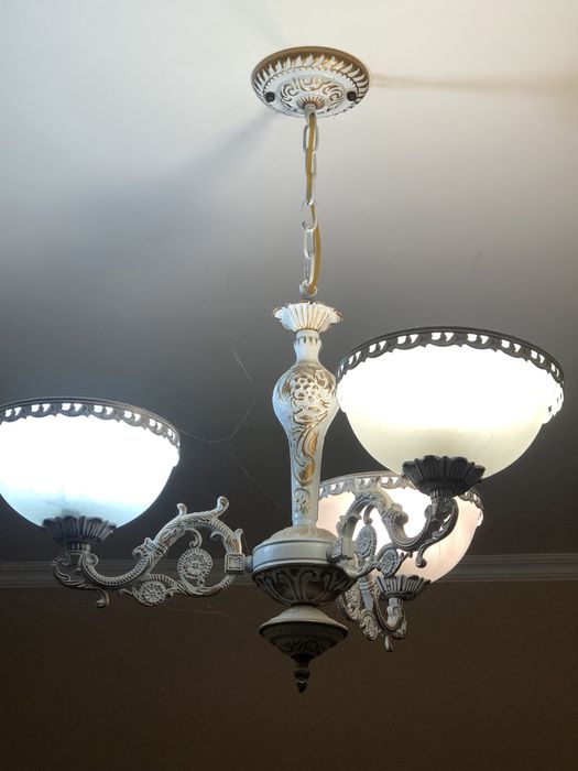 Трехрожковые люстры