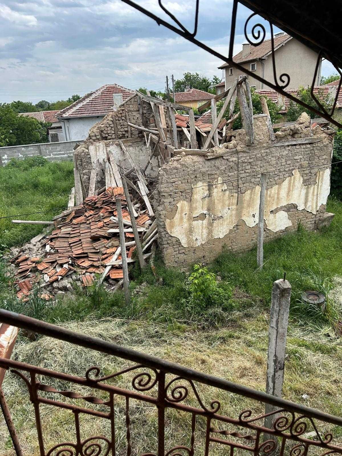 Продава се къща с голям двор