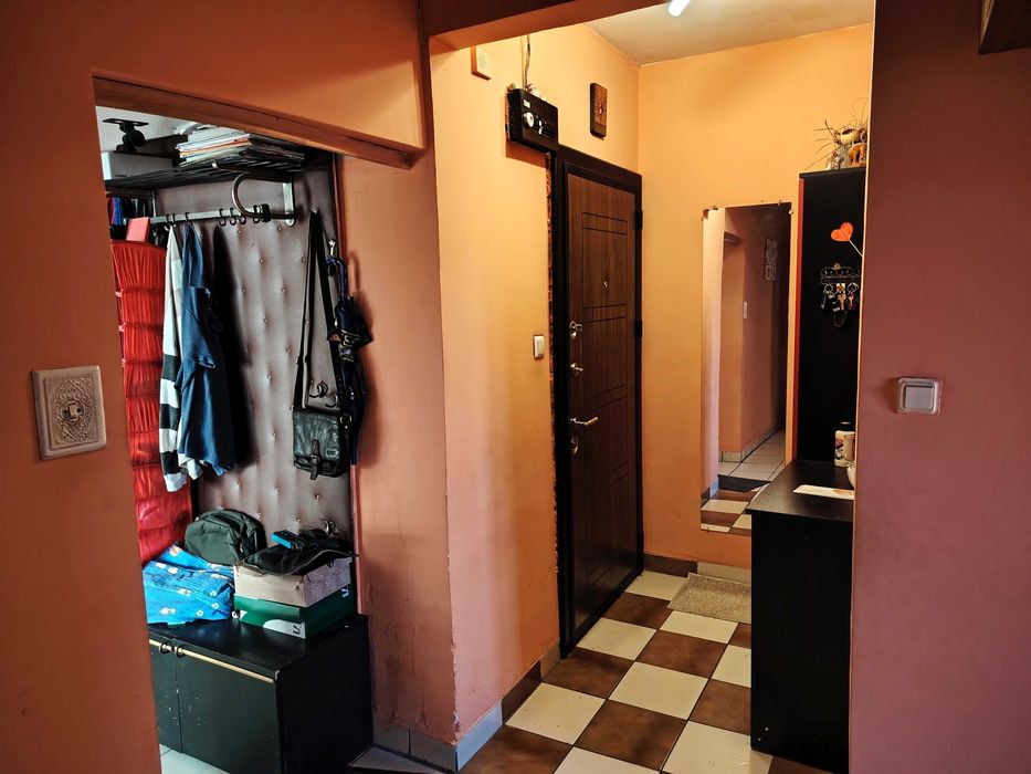 Продава обзаведен тристаен апартамент, готов за живеене.