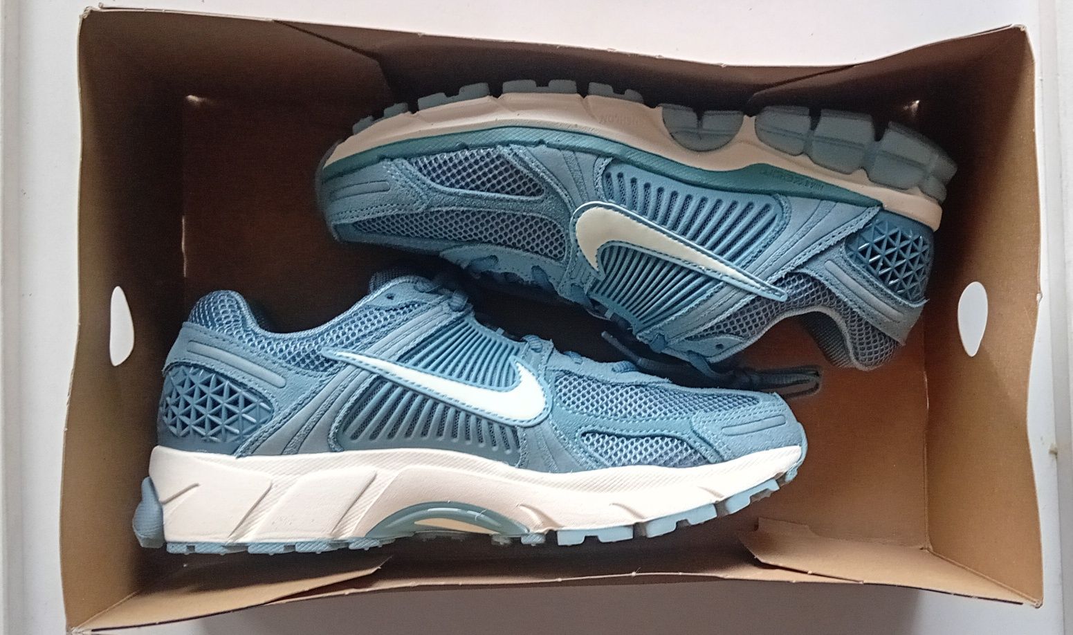 Оригинални обувки Nike Vomero 5