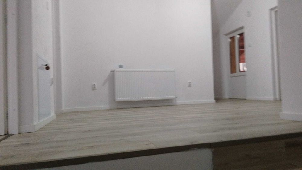 Închiriez mansardă cu 3 camere, 2 băi, un hol și o terasă