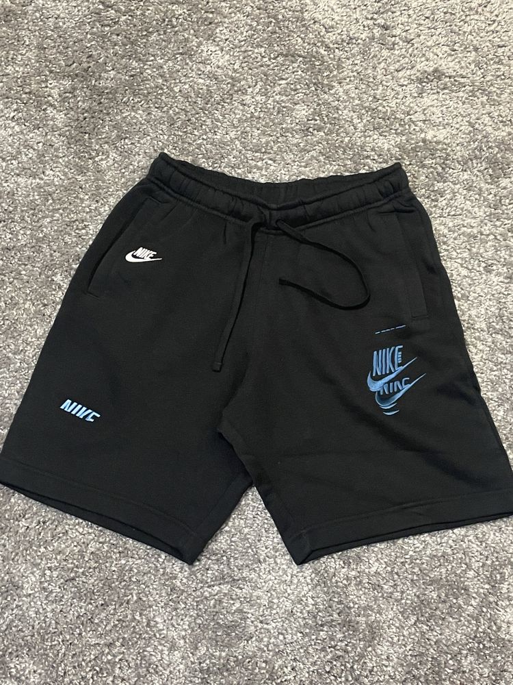 vand pantaloni nike