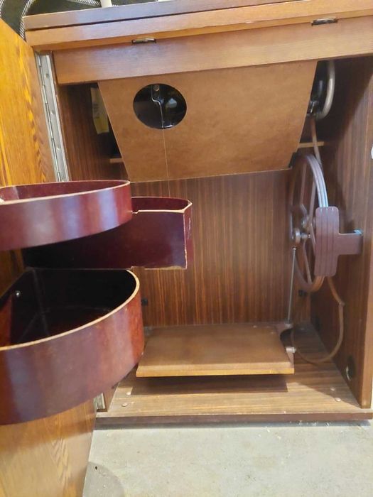 Крачна шевна машина Singer - шкаф