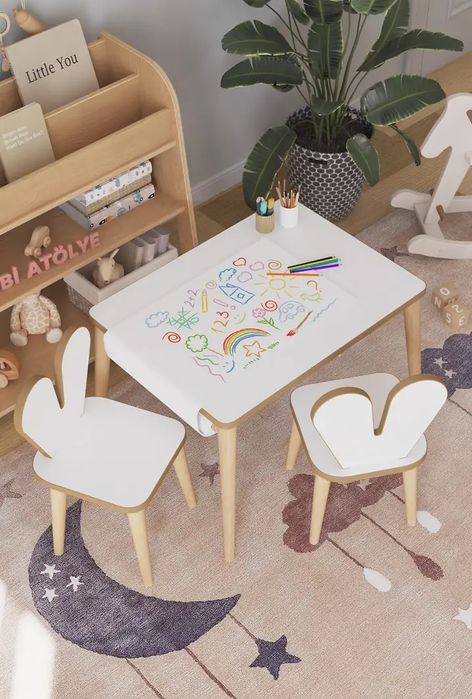 Детска маса със два стола и ролка хартия за рисуване