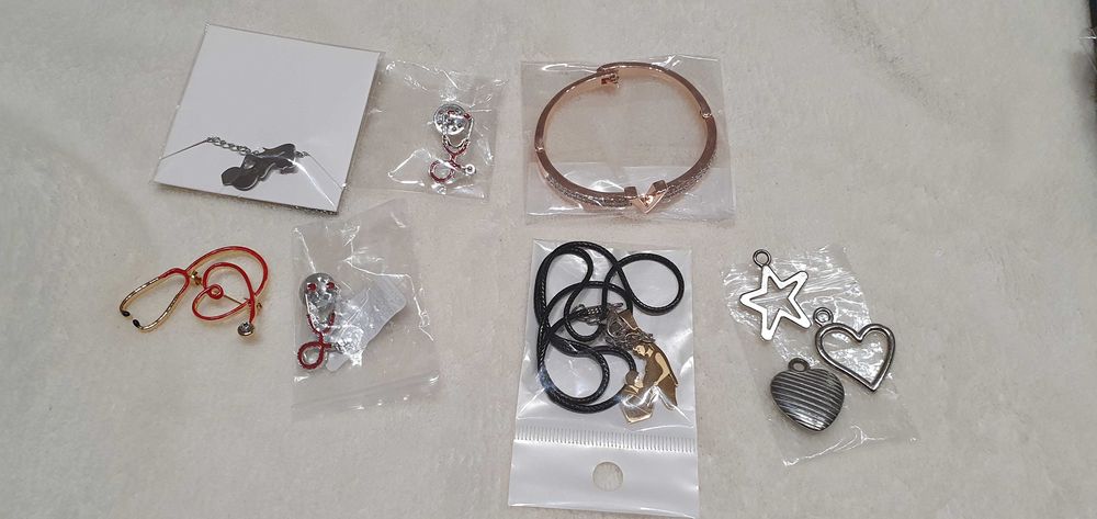 Сребърни брошки, гривни, висулки подъръци за бременни, доктори и други