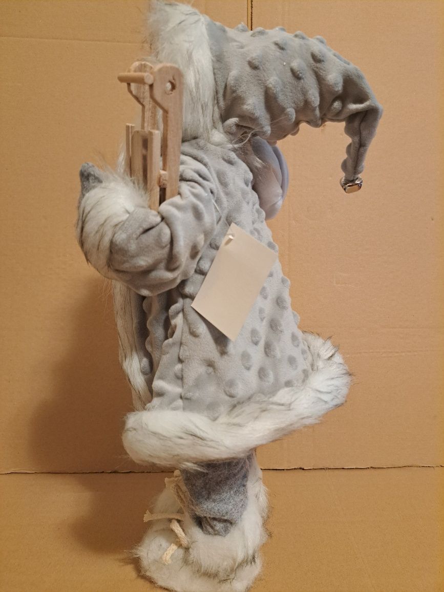 Figurina Mos Craciun cu brad sanie schiuri ursulet sac cadou 46 cm