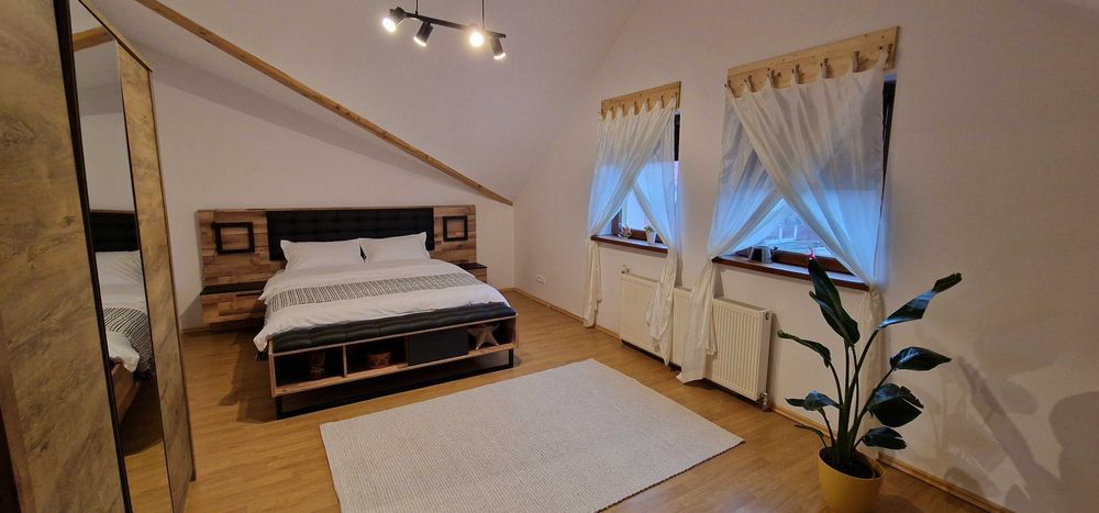 Proprietar -Inchiriez casa 250 mp,3 dormitoare,garaj,curte .