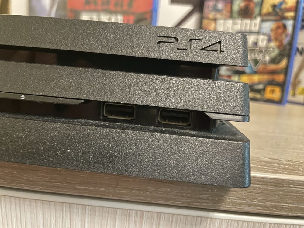 Vând PS4 Pro Editie Limitată + TV + Jocuri (Red Dead, GTA 5 etc.)