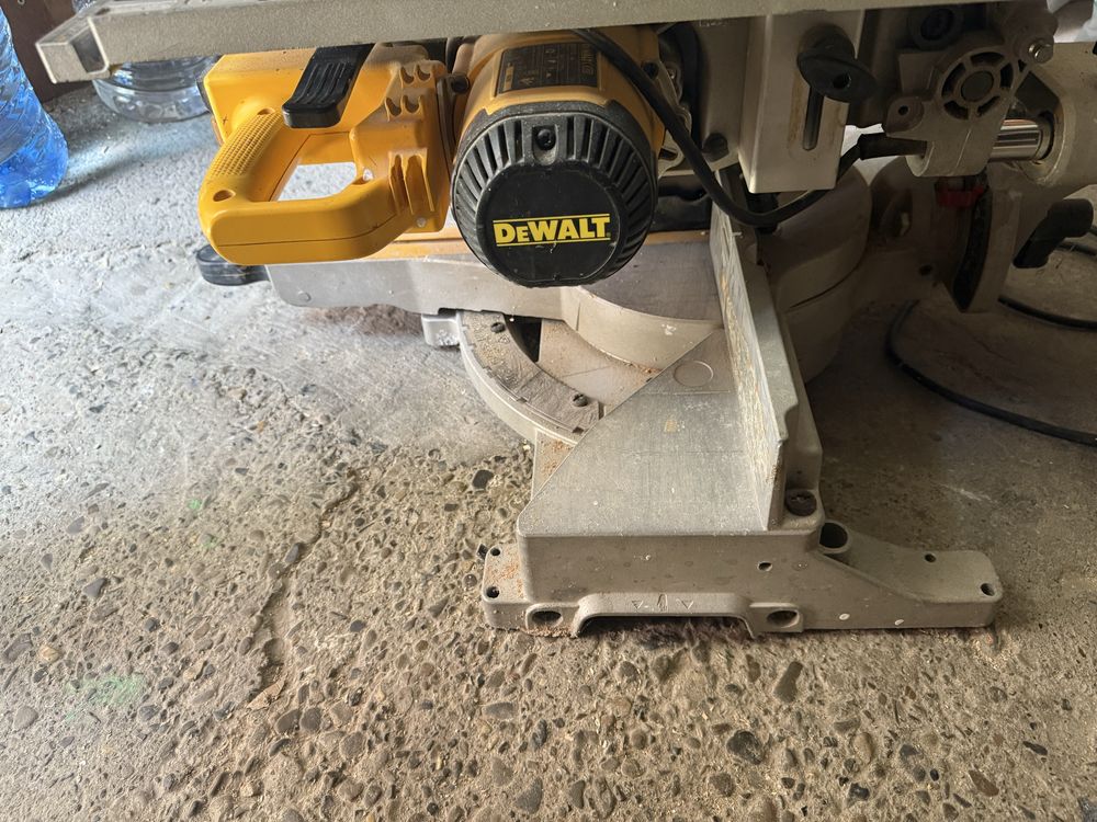 Vand Ferastrau DeWALT D27112 circular cu banc culisant