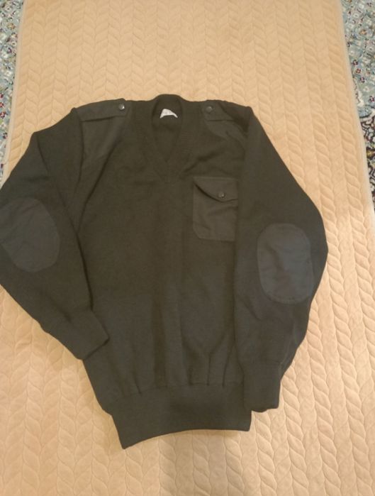 Свитер черного цвета