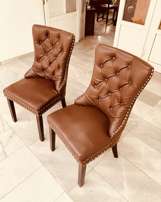 2 бр. тапицирани столове – кафява еко кожа, капитонаж, стабилни