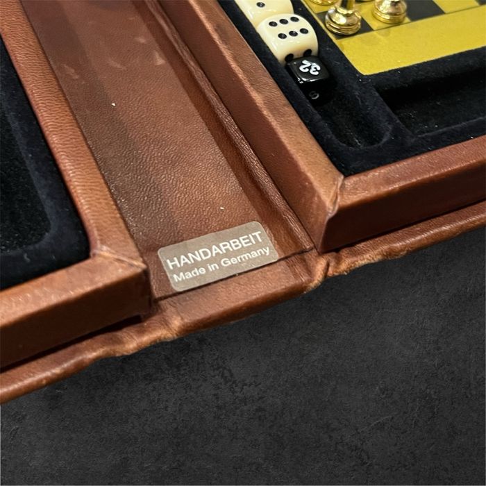 Шах и табла 2в1 във форма на кожена книга