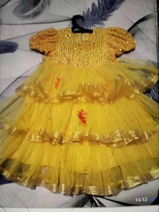 Продам  2 платья  для девочки 8-9 лет