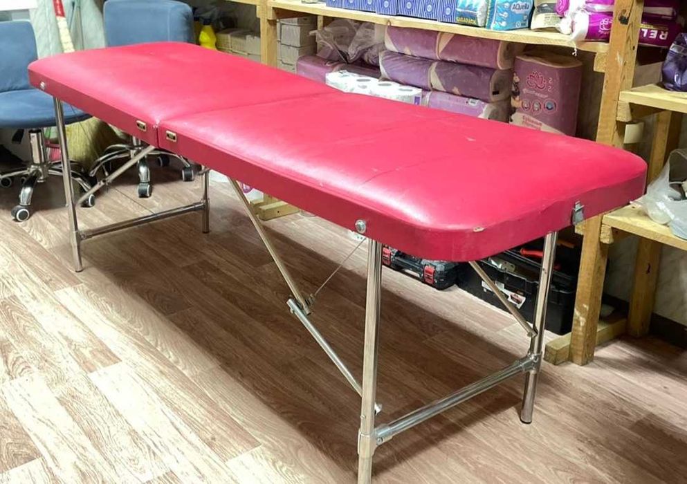 Кушетка раскладная и лампа