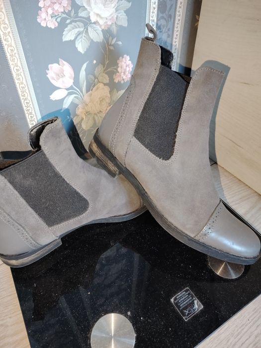 Елегантни кожени боти