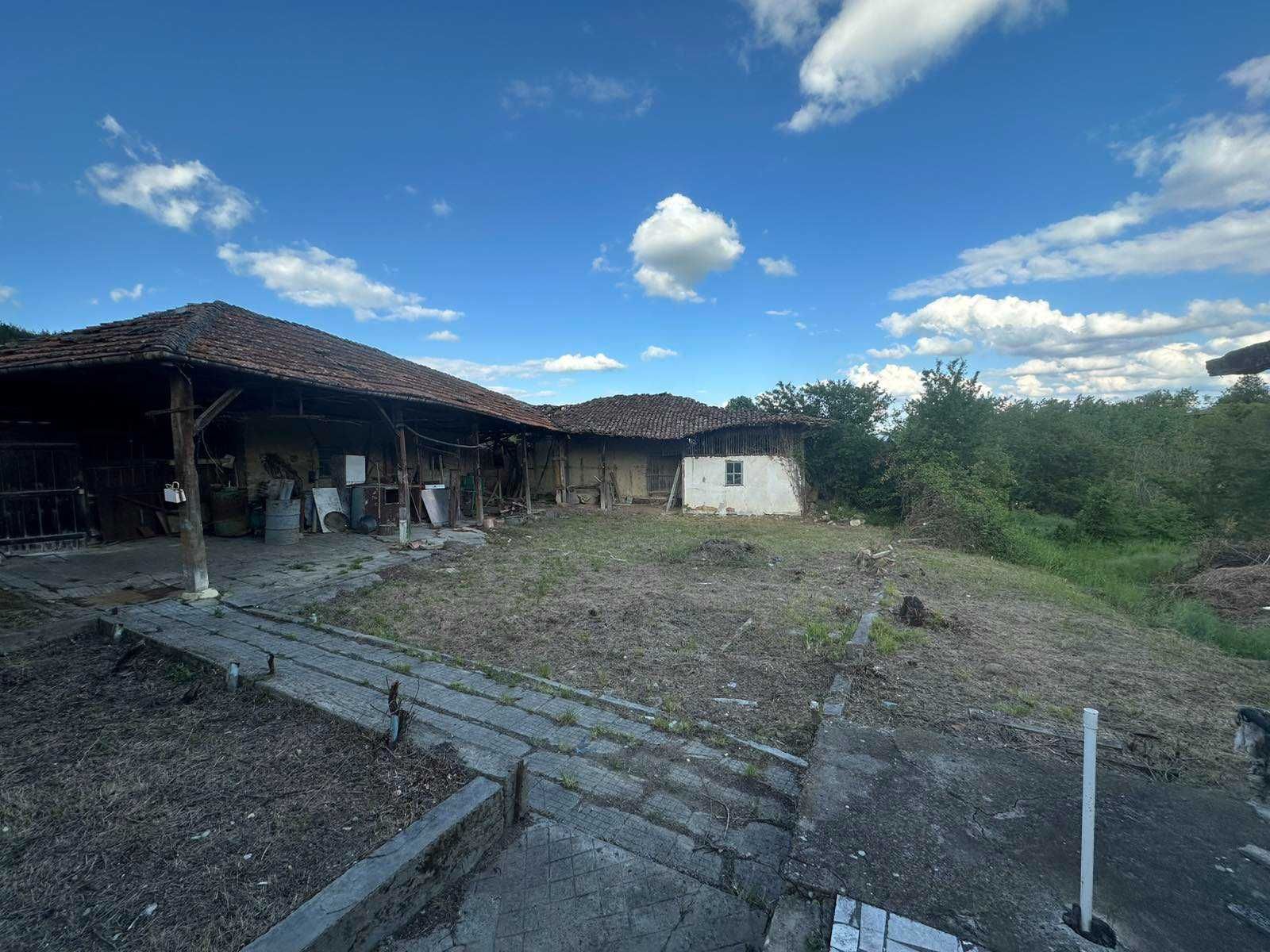 Двуетажна къща за продажба в с. Пчелище