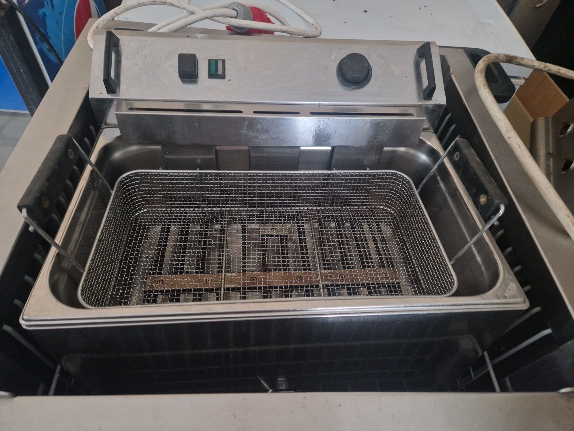 Friteuza dubla sau simpla  de putere, cu banc, din inox