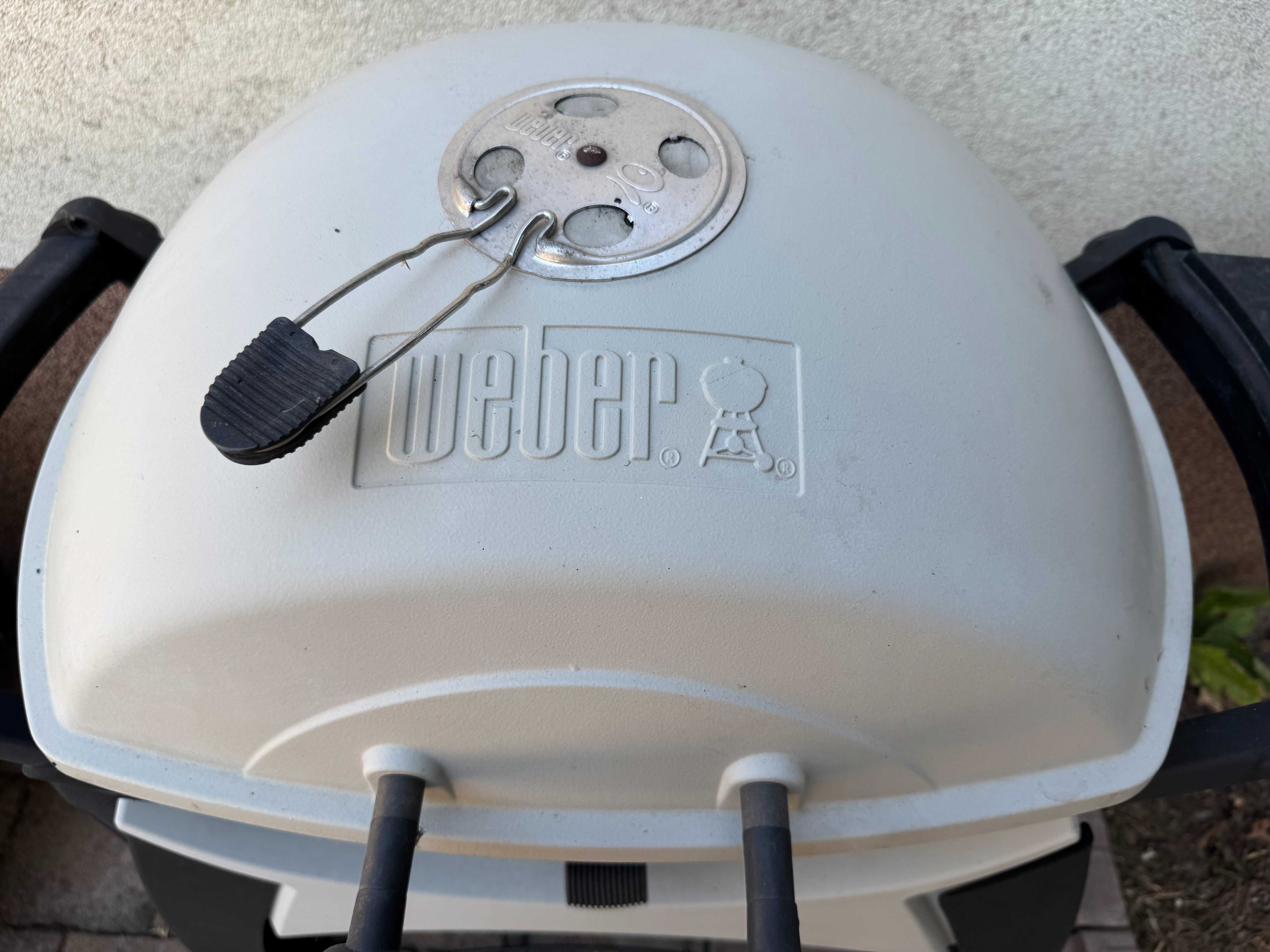 Барбекю Weber 1200 на дървени въглища със стойка
