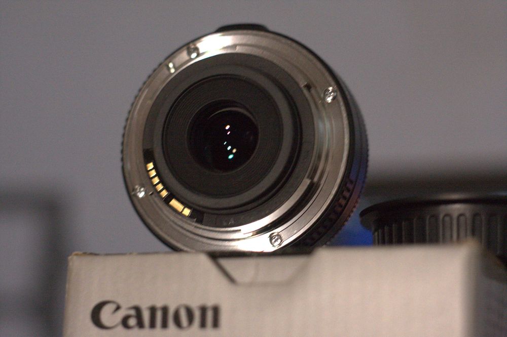 Обектив Canon EF-S 24mm f/2.8 STM