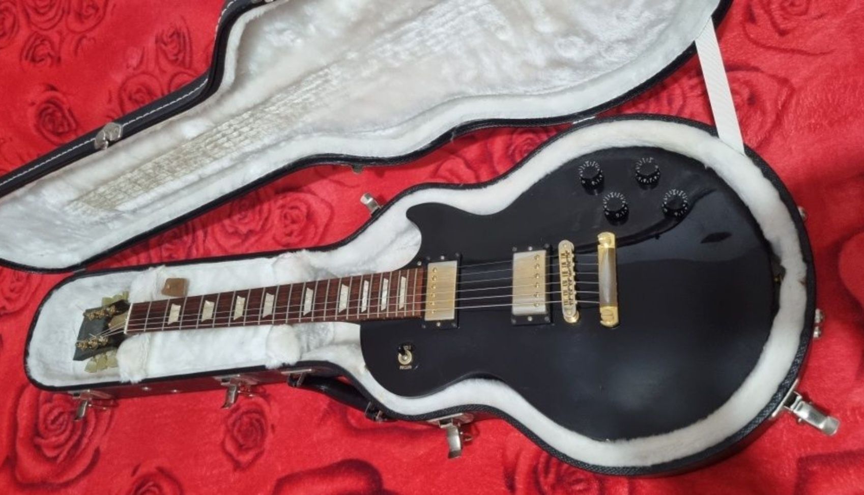 Chitara electrica Gibson Les Paul studio ebony limited gold series