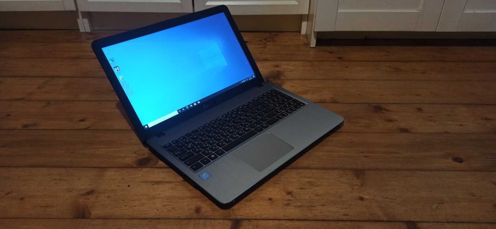 Лаптоп Asus / отличен / SSD ново / батерия 4 часа / четириядрен