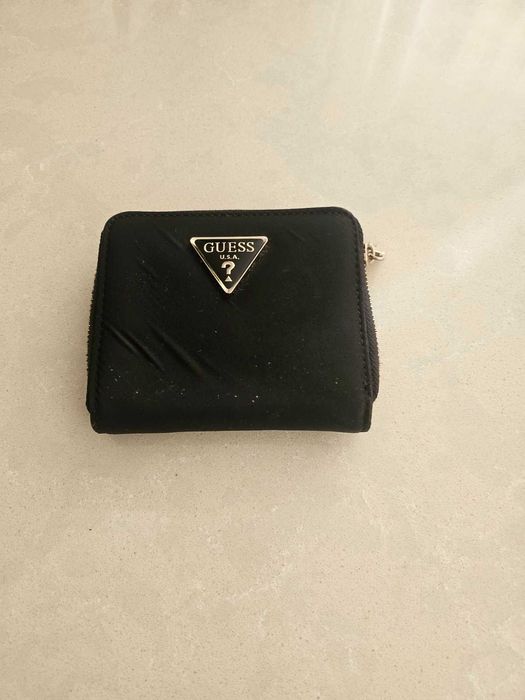 Продавам дамско черно портмоне Guess